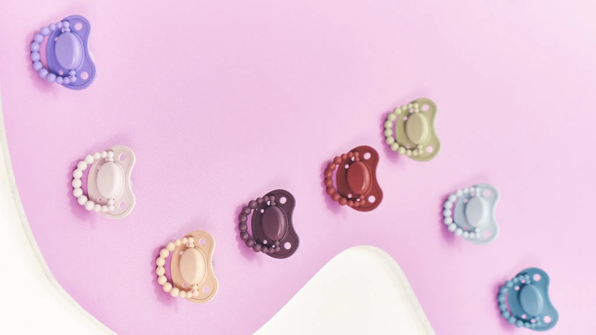 Same baby dummy model in different colours, illustrating product and size variants