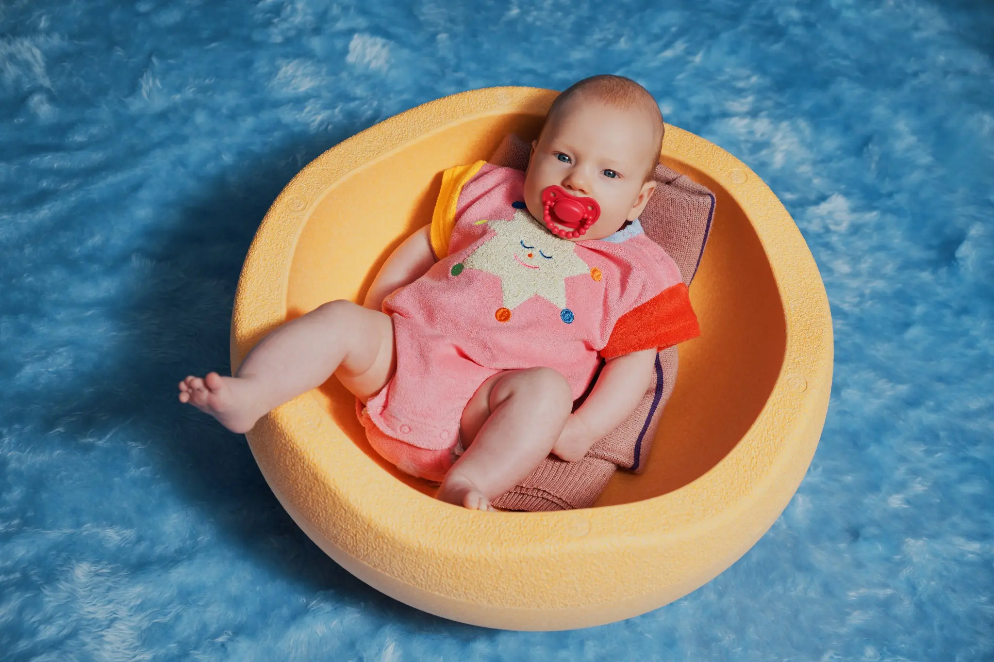 Baby met een fopspeen in de mond tijdens een rustmoment