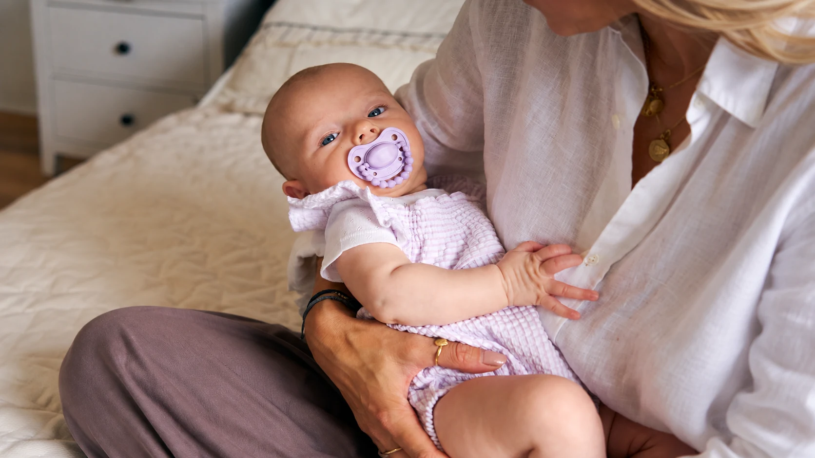 bebé a procurar conforto com chucha; sucção nutritiva e não nutritiva