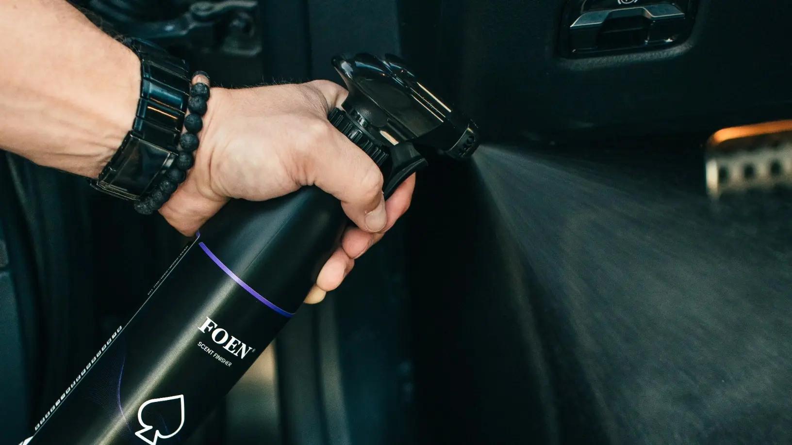 Aplikacja perfum samochodowych FOEN na tekstylną powierzchnię we wnętrzu auta